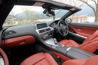 ブラックの内装に赤いシートがまぶしいインテリア。テスト車はオプションのエクスクルーシブナッパレザーシート（バーミリオンレッド）を装備。またレザーフィニッシュダッシュボードに赤いコントラストステッチ（いずれもオプション）も施されるなど、超豪華仕様となっている。