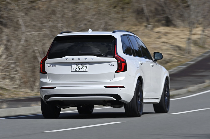 「XC90ウルトラT8 AWDプラグインハイブリッド」は、一充電で73kmのEV走行が可能。エンジンとモーターの組み合わせにより、満タン・フル充電からの走行可能距離は900km以上とアナウンスされる。