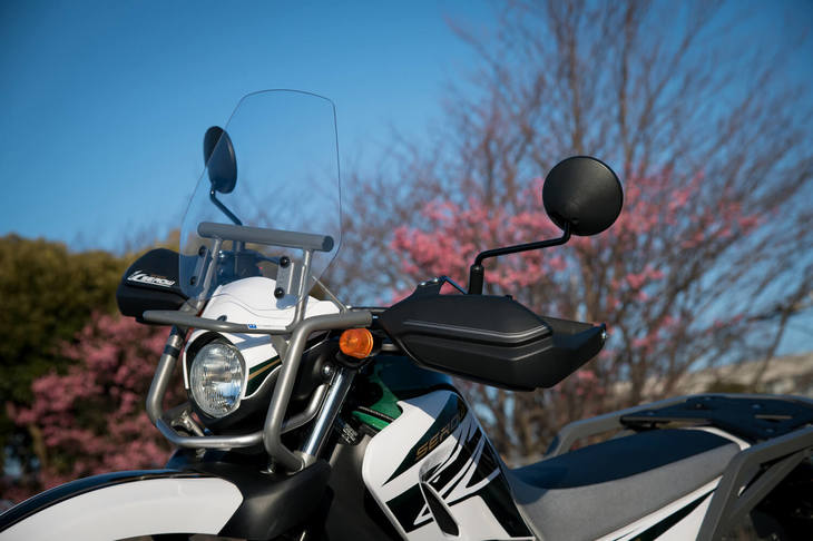 ワイズギア製のアドベンチャースクリーンとハンドルガード。今回の試乗車にはアクセサリーパッケージ「TOURING SEROW」が装着されていた。