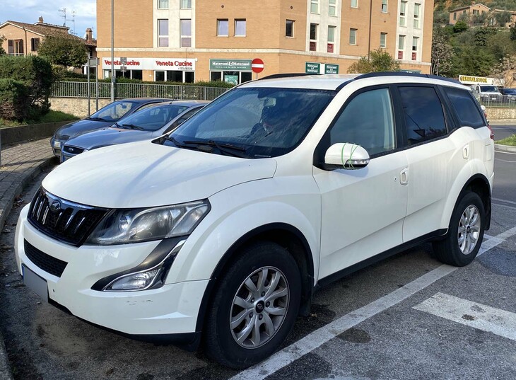 インドブランドである「マヒンドラXUV」。こちらは比較的新しいモデルだが、ドアミラーが輪ゴムで補強してある。11月撮影。