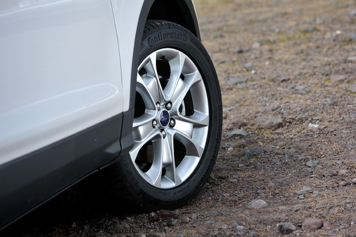 足元には「トレンド」「タイタニアム」ともにアルミホイールが標準装備される。「タイタニアム」のタイヤサイズは235/55R18。