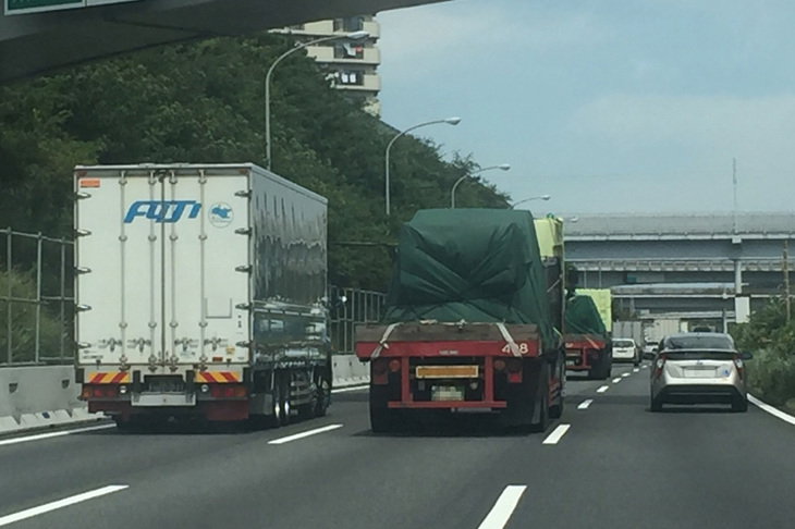 大型車の長距離移動では、スピードリミッターの設定速度1km/hの差が大きく影響する。