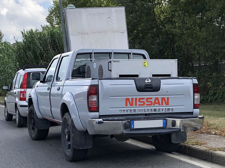 オーナーが日産の大ファンと思われる「ナバラ」。2020年にフィレンツェ県で撮影。