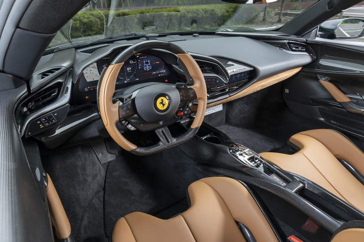 インフォテインメントシステムやクルーズコントロール、灯火類などの操作系はいずれもタッチパネル式。パワーユニットも、ホーンパッド下の「ENGINE START/STOP」の文字に触れると始動する。