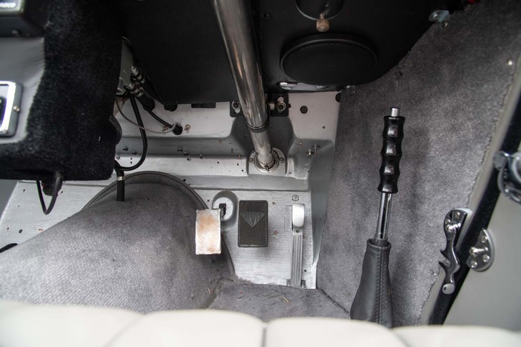 ペダルレイアウトはご覧のとおり。ブレーキペダルには「ALVIS」ロゴが刻まれる。