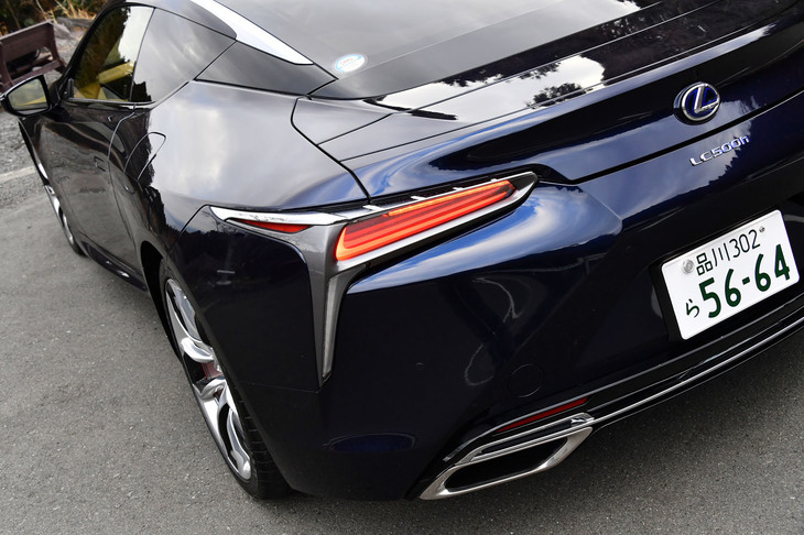 ハーフミラーの原理を応用したというユニークな構造のフルLEDリアコンビランプ。幾層にも重なって光っているような奥行きを感じさせる演出が特徴的だ。