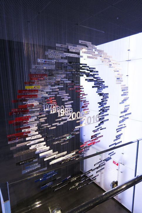 こちらは歴代BMW車の車名バッジの展示。BMWオーナーの皆さん、目を凝らしたらアナタのクルマのバッジが見つかるかもしれませんよ？
