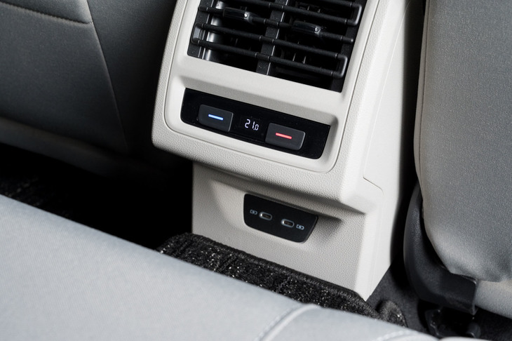 エントリーグレードを除き、空調には後席用の独立調整機能を採用。後席の乗員向けに、USB電源（タイプC）も用意されている。