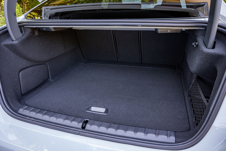 後席使用時の荷室容量は430リッター。背もたれには40：20：40の分割可倒機構が備わり、すべて前方に倒せば容量を大きく拡大することができる。