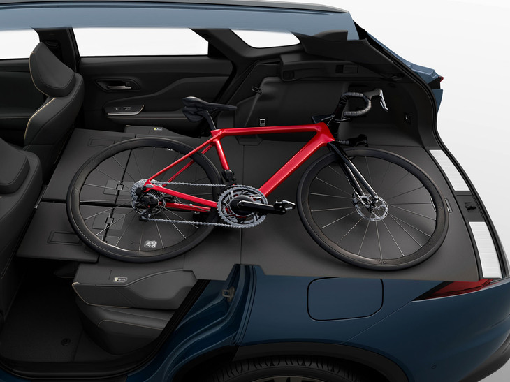 後席の背もたれを倒すと、奥行き2mのフラットな空間がつくり出せる。