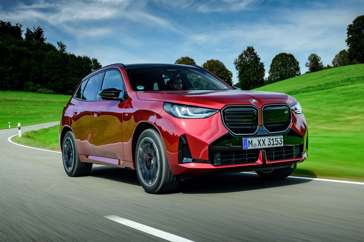Mパフォーマンスモデルの「M50 xDrive」はシステム全体で最高出力398PS、最大トルク580N・mを発生。最高速は250km/h（リミッター作動）、0-100km/h加速のタイムは4.6秒とされている。