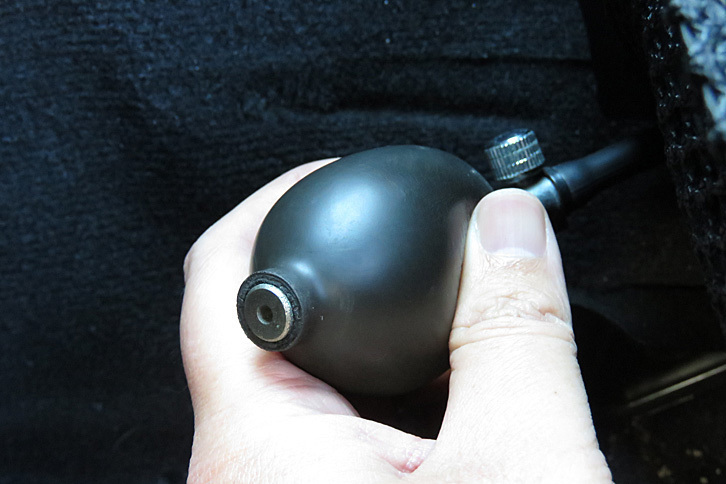 読者の方のアドバイスによると、奥に見える金属製のバルブを緩めれば空気が抜けるとのこと。すっかり固着していたので「これは動かないものなのだ」と思い込んでいた。