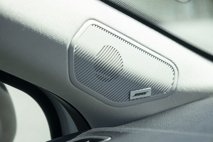 「キャプチャー」全車に「BOSEサウンドシステム」が標準装備されている。車外から空気を取り入れ、パワフルな低音を再生する「フレッシュエアスピーカーシステム」採用の小型サブウーファーを含め、計9個のスピーカーを搭載。