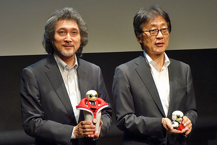 
	「KIROBO mini」の概要を説明する、トヨタ自動車 MS製品企画部 主査 片岡史憲氏（左）と、同専務役員 吉田守孝氏（右）。片岡氏の持つKIROBO miniはクレードルに乗っている。
	