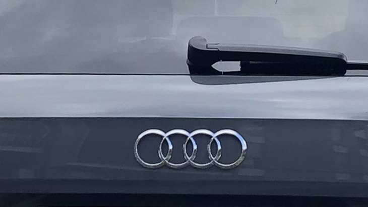 こちらは「アウディQ2」のエンブレム。筆者も「フォーシルバーリングス」の円と円との交わる部分の洗剤をふき取るのに苦労したものだ。