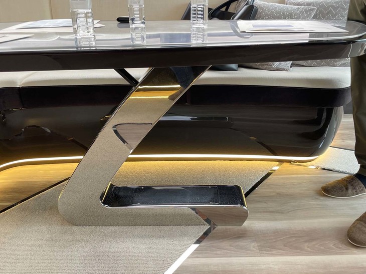 テーブルの脚もレクサスエンブレムの形だ。