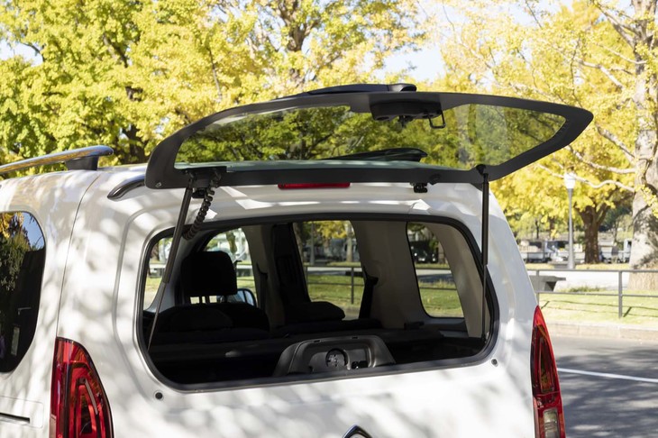 リアゲートはガラス部分だけを開閉できるようになっている。