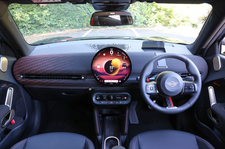 ブラックのリサイクルポリエステル表皮に赤いアクセントが入るダッシュボードと「JCWスポーツステアリングホイール」は、各モデルのハイパフォーマンスバージョン「ジョンクーパーワークス」に共通するアイテム。