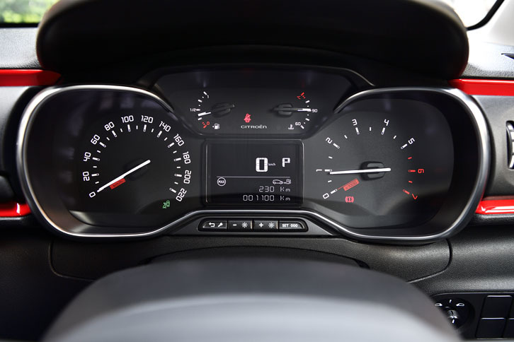 メーターはシンプルなアナログ式。タコメーター（右）のレッドゾーンは5500rpmから。