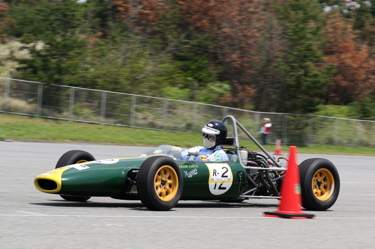 軽量コンパクトとはいうものの、ステアリングの切れ角が小さくてサイドブレーキもなく、決してジムカーナ向きではないフォーミュラカーの「ロータス51」。これもRクラスの常連の1台。