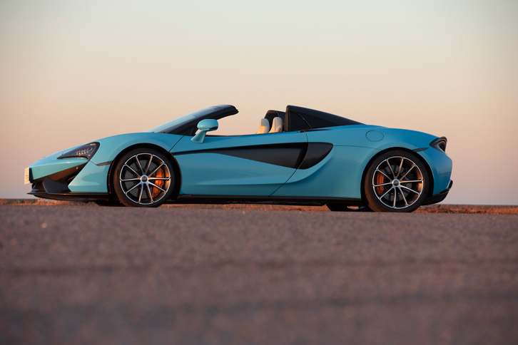 「マクラーレン570Sスパイダー」は、先に登場していた「570S」（クーペ）のオープンバージョンとして、2017年6月に発表された。