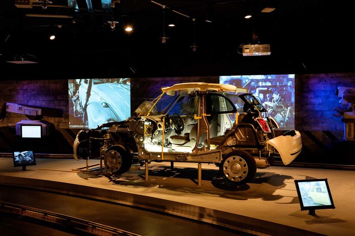 タイトルは「メタモルフォシス」、変形である。ロボットの導入による自動車工場の変化、および自動車技術の変わり方をまとめてくくった展示。展示車両を見るとテーマの意味が理解できる。大量生産の象徴である「フォード・モデルT」「フォルクスワーゲン・タイプ1（ビートル）」のほか、フィアットにおける前輪駆動搭載のテスト車として、ラジカルな変化へのマーケットの反応をうかがうために誕生した「アウトビアンキ・プリムラ」などが飾られている。