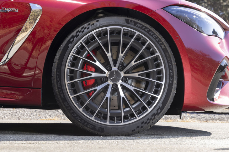 ボディーのワイド化はトレッドの拡大によるもの（前が＋50mmで後ろが＋70mm）。この試乗車はオプションの「レザーエクスクルーシブパッケージ」に含まれる20インチ（標準は19インチ）を履いていた。