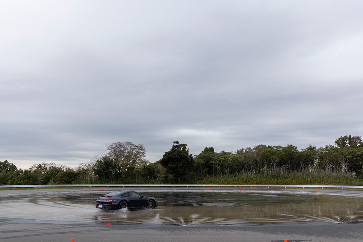 次はローフリクションサークルでぬれた路面での定常円旋回とドリフト走行を体験します。ポルシェには全車に横滑り防止装置「ポルシェ・スタビリティー・マネージメントシステム（PSM）」が装備されるのですが、ここではPSMオンの状態とスポーツモード、PSMオフの状態をそれぞれ試し、その違いを体感できました。PSMオンからオフに切り替えるとあっという間にお尻（リア）がするっと滑ってオーバーステアに。PSMの大切さを実感しました。ドリフト走行にもチャレンジしましたが、怖さが先行してしまいスピンして止まるだけの状態でした。同乗している平田さんはヒヤヒヤだったことでしょう。