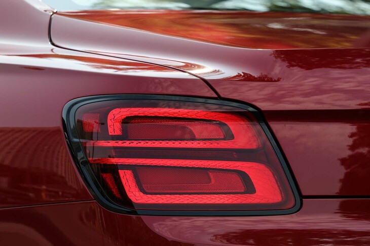 ブラックスモーク調のリアコンビランプ（写真）や、ブラックのヘッドランプベゼル、サイドウィンドウモールなどはセットオプション「フライングスパー ブラックラインスペシフィケーション」として用意される。