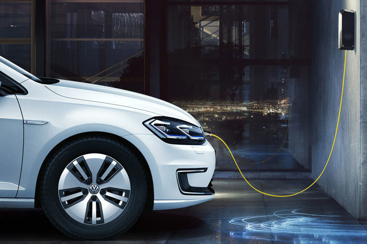 普通充電のソケットは、フロントグリル内に設置される。