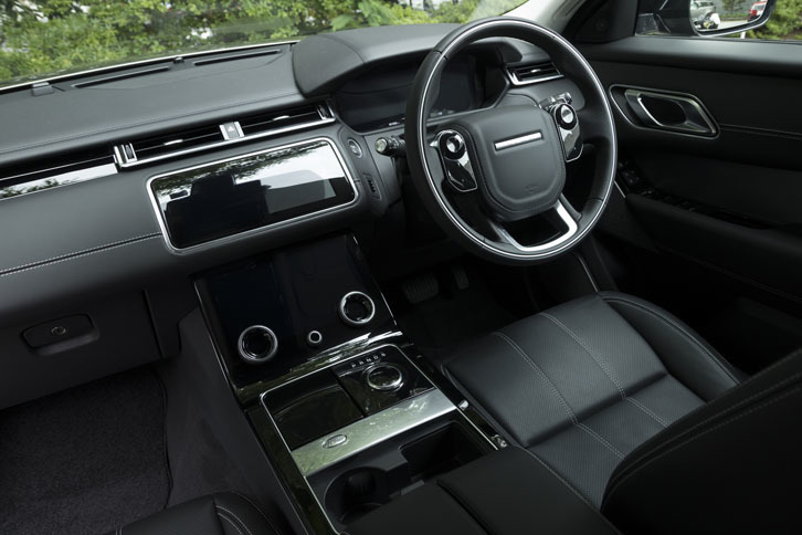 車内の物理的なスイッチが少ないため、イグニッションオフ時のインテリア（写真）は、一段とシックな印象となる。