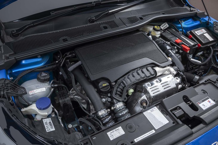 最高出力100PS、最大トルク205N・mを発生する1.2リッター直3ターボエンジン。3グレードある「208」のガソリンエンジン車に共通のパワーユニットとなっている。