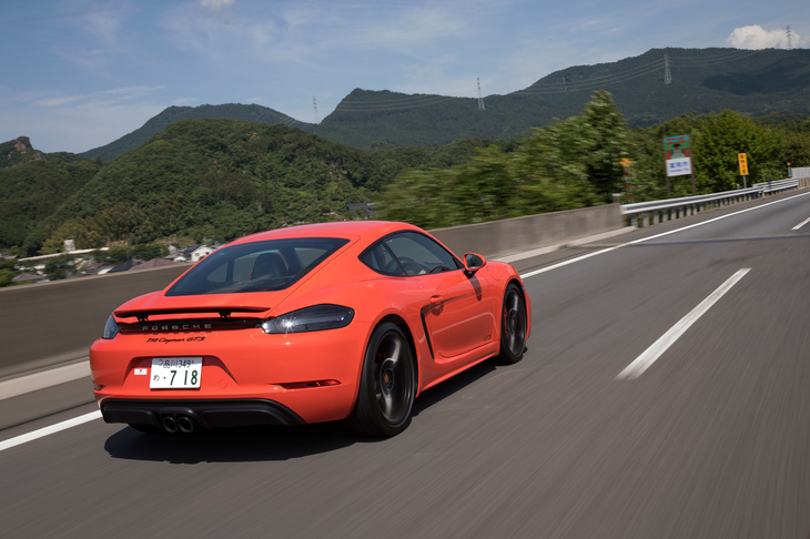 「GT4」や「スパイダー」といった特殊なモデルを除くと、「ボクスター／ケイマン」シリーズでは、実質的に「GTS」が最上級グレードとなる。