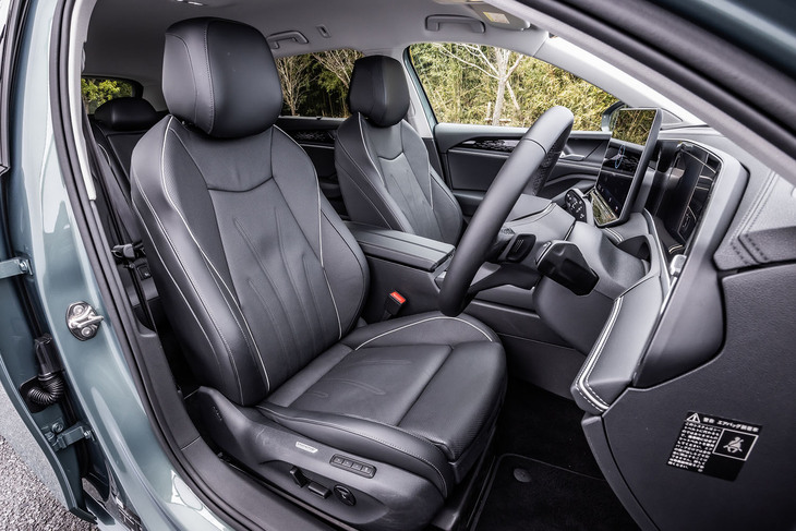 「エレガンス」グレードのシート表皮はマイクロフリースが標準となるが、今回の試乗車では前席左右に電動調整機構やベンチレーション機能が組み込まれる有償オプションのレザーシートが選択されていた。