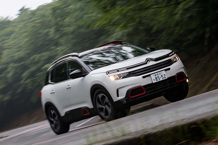 山坂道を行く「C5エアクロスSUV」。一定のアンダーステアをキープしつつ、最後の最後はきっちりと曲がりきるのが伝統のフレンチテイストだ。