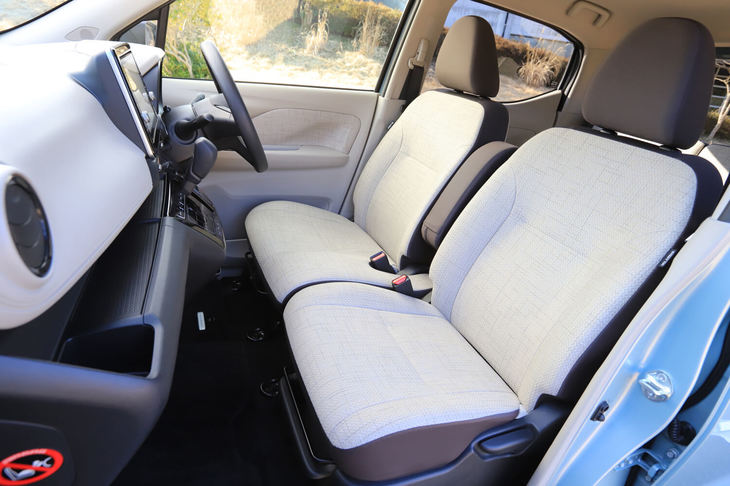 「eKワゴンG」のフロントシート。