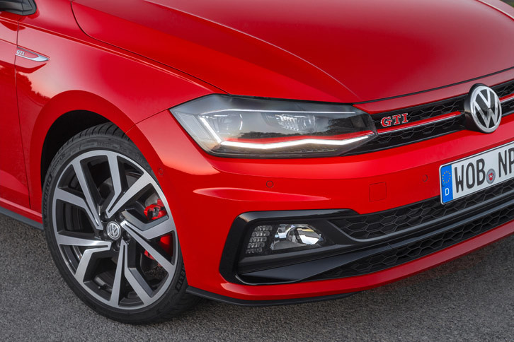 タイヤサイズは215/45R17が標準だが、オプションで215/40R18サイズも用意。後者には「GTI」専用デザインの18インチアルミホイールが組み合わされる。