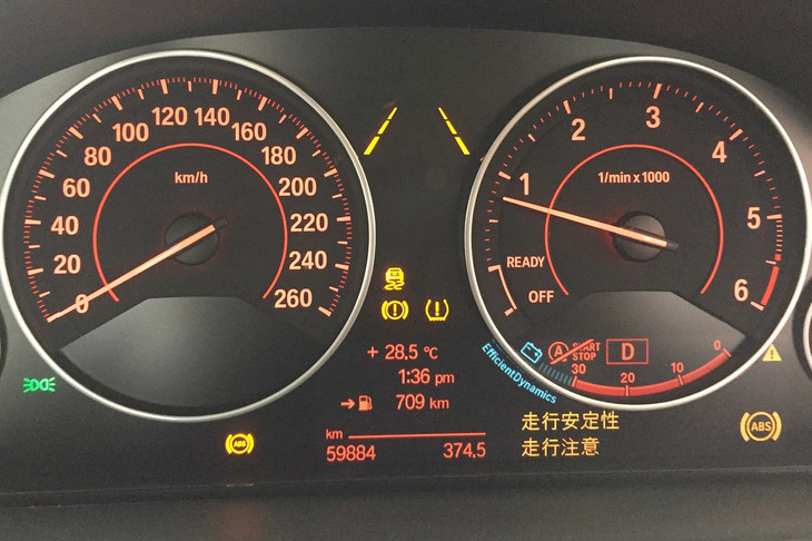 「ABSが作動しません」に始まって「車両安定化装置が作動しません」「歩行者検知機能が作動しません」「エアバッグ・シートベルトプリテンショナー機能が正常に作動しません」「タイヤ空気圧警告機能が作動しません」と、警告灯がロイヤルストレートフラッシュ状態で点灯。