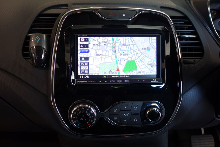 
	ブルーレイ搭載7インチワイドSDナビを標準装備。画面外左側の円筒状の物体が、成約記念品のアロマディフューザー。
	