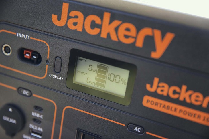 Jackeryは、アメリカ・カリフォルニア州発の、アウトドア用ポータブル電源のトップブランド。その名は「jacket」と「battery」に由来する。