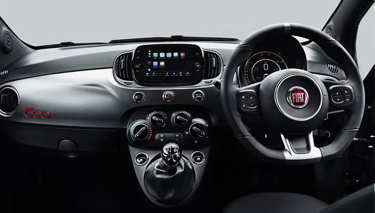 Dシェイプのレザーステアリングホイールや、シフトノブなどが「500Sマヌアーレ」の専用装備となる。