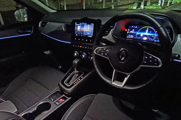 前日に撮影しておいた「アルカナ」のインテリア。ダッシュボードやドアトリムにイルミネーションがあったのね。普段の取材は日中が主だから、気づかなかった。