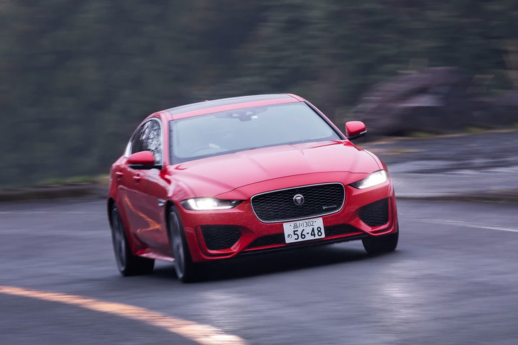 「XE」の2020年モデルは、2019年8月2日に発表された。最高出力300PSを誇る「R-DYNAMIC HSE P300」（写真）を筆頭に、全17モデルをラインナップしている。