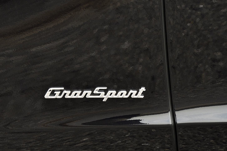 「グランスポーツ」とは車両をスポーティーに仕立てるトリムオプションのこと。フロントホイールアーチの後方にバッジが貼られる。