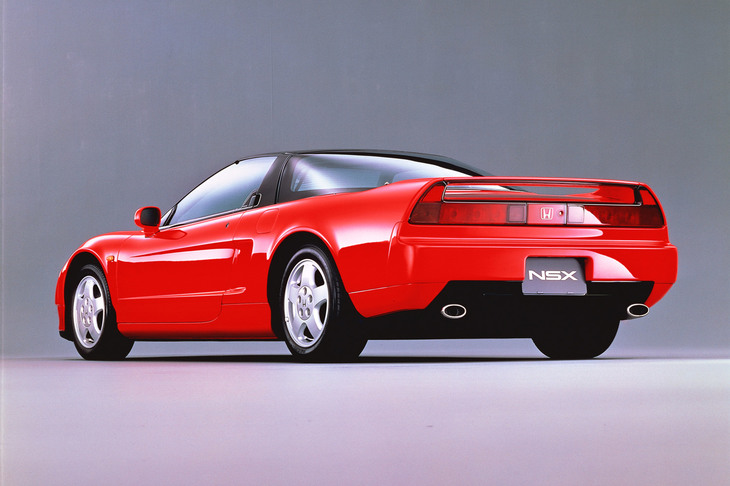 広々としたガラスエリアが目を引くキャノピー型のキャビンは、水平方向311.8°という全方位視界を実現。ドライバーにストレスを感じさせない快適性が、「NSX」の身上だった。