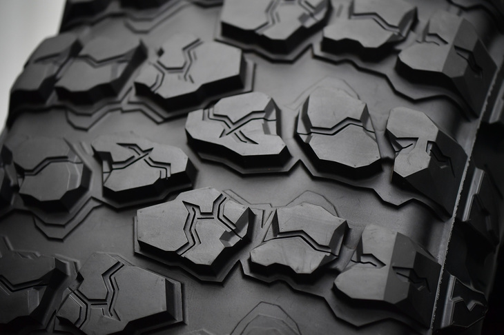 岩をモチーフにしたというユニークなデザインのトレッドパターン。ワイドなラググルーブにより、オフロードでの高いトラクション性能と優れた排土性を実現している。