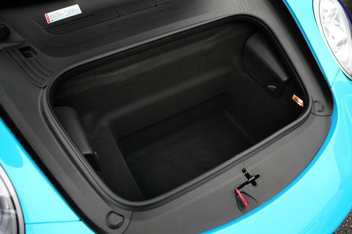 フロントのラゲッジスペース。115リッターの容量が確保される。