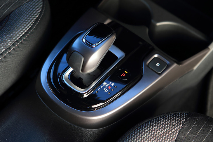 ホンダ・フィット ハイブリッド・S Honda SENSING（シフトレバー）