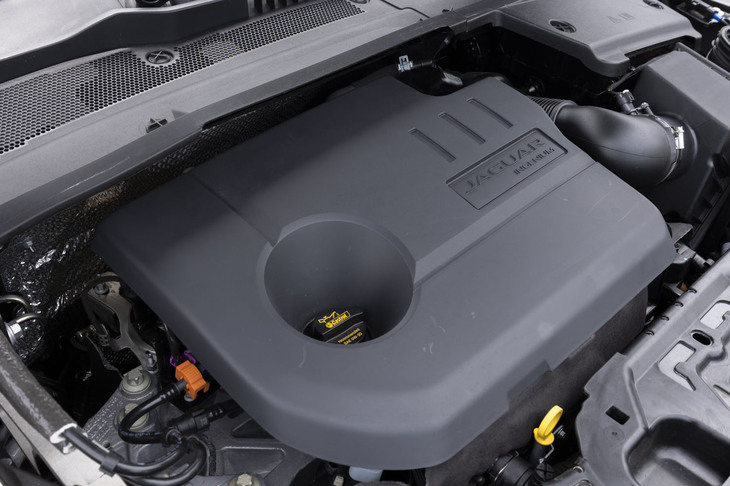 ジャガーのパワーユニットとして知られる「インジニウム」シリーズで、初の3気筒となる1.5リッターターボエンジンを搭載。エンジン単体で最高出力200PS、最大トルク280N・mを発生する。トランスミッションは8段ATを組み合わせる。