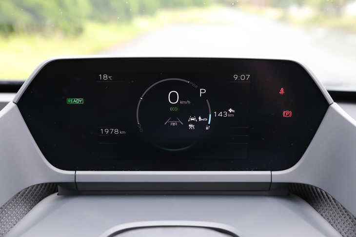 メーターパネルには7インチのTFT液晶を採用。必要な情報を瞬時に読み取れるよう、車速やパワーフロー、残電量などの表示は、中央部のリング付近に集約されている。